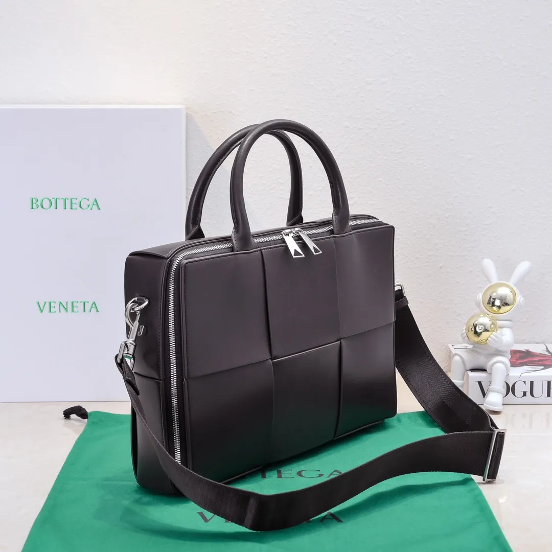 Batch 1880 Bottega Veneta large-lattice men's briefcase. The briefcase is a "value-for-money equipment" that all boys must have as soon as they step out of school. Whether you need to go to the office or go out to discuss business, nothing can better reflect your good taste and financial strength than a simple and elegant briefcase. It can be carried on one shoulder or cross-body to meet your different needs. The capacity is also super 🉑️ Style number: 6801 Size: 36*24*7.5cm